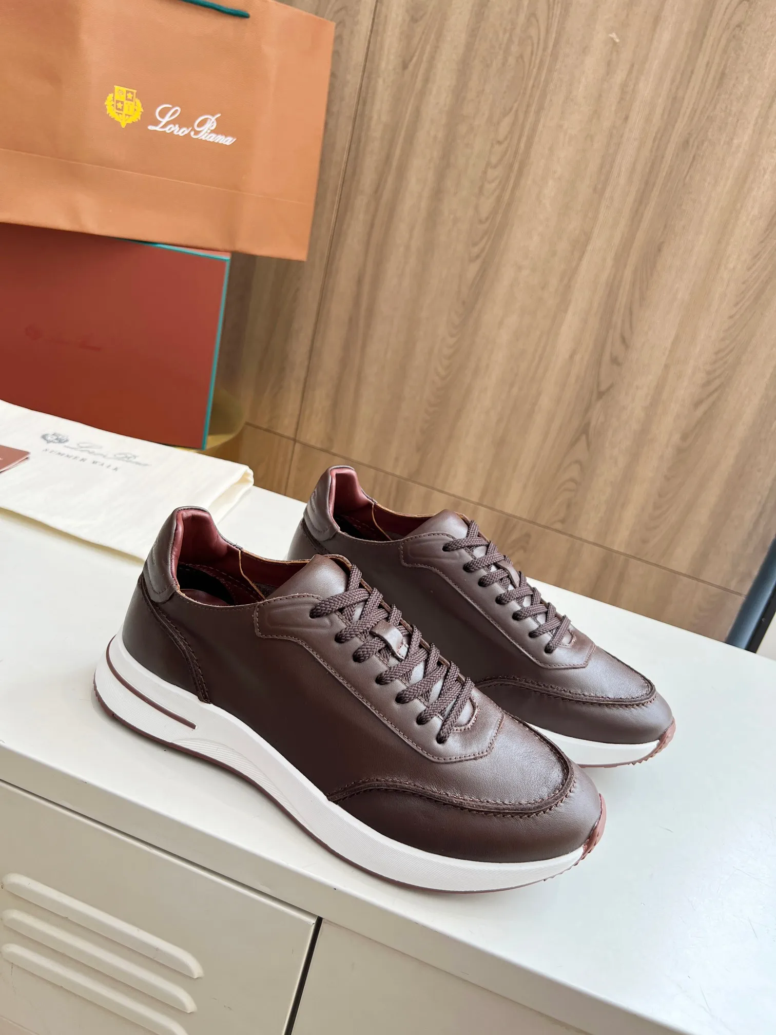 Men's Men's Shoes 💰620 👑Loro Piana* Purchase the original 1:1 copy. Founded the existing Loro Piana company on April 24, 1924. It is now the sixth generation of family business, providing high-quality products to customers who are discerning about taste and quality. Imported calfskin fabrics. The interior is made of imported A-grade water-dyed cow lining. 💝 Focus on top quality, pay for what you pay, and compare the inner details. Original authentic packaging. Code number: 39-45